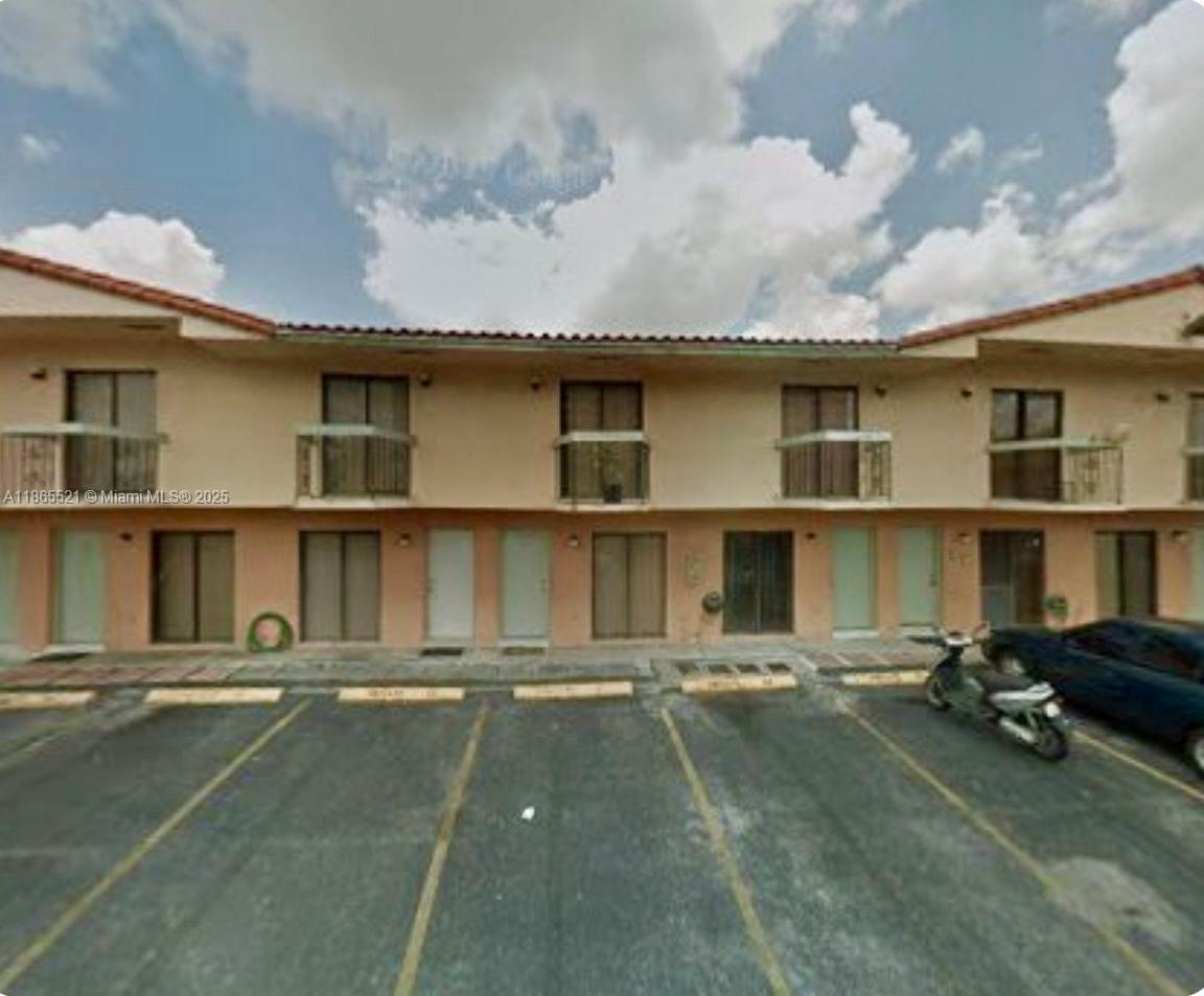 Gorgeous corner townhouse in Fontainebleau Miami. Located in a great neighborhood this home is across & walking distance to the Mall of Americas, Home depot and Costco. Public transportation is walking distance to the complex and elementary school is also walking distance.