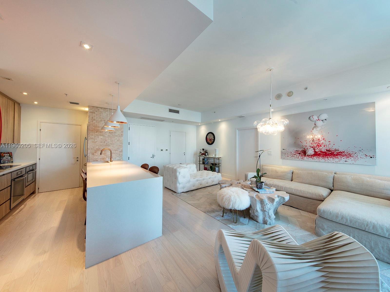 CONTINUUM ON SOUTH BEACH - Residential