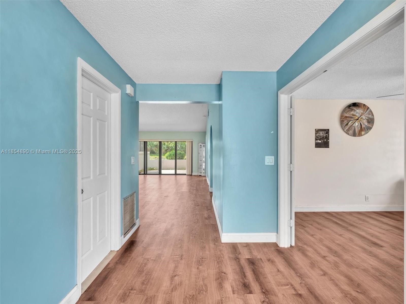 20013 Mona Cir