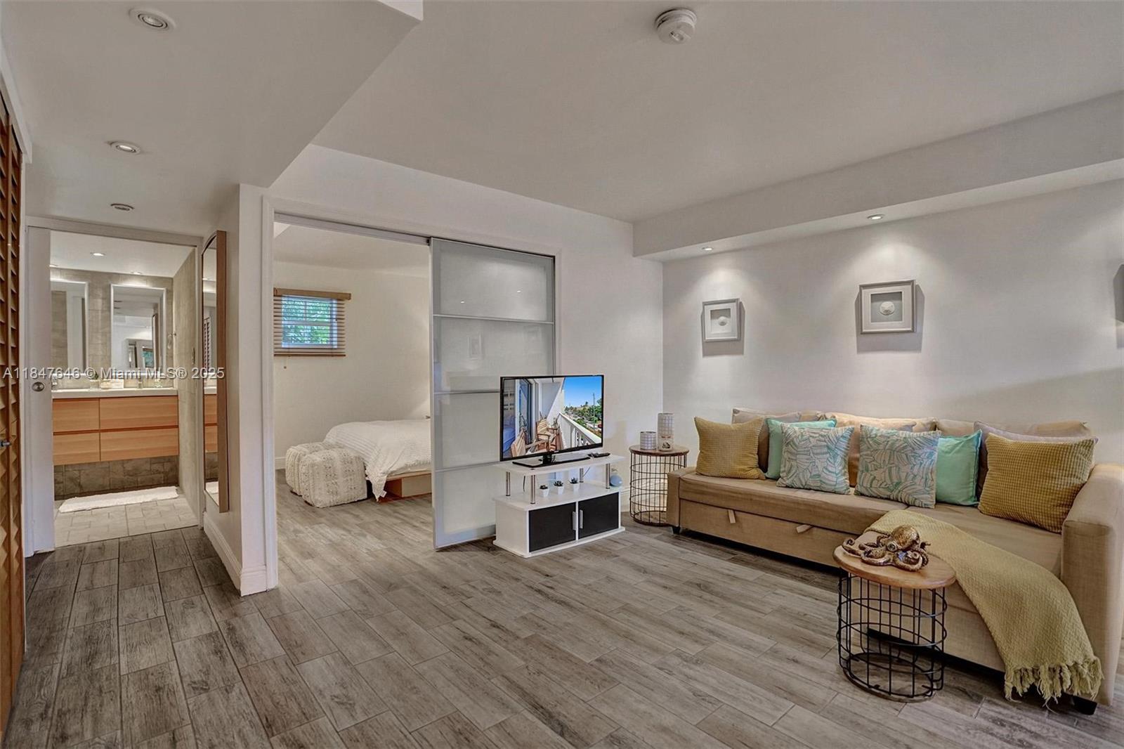 HOLLYWOOD BEACH - Residential