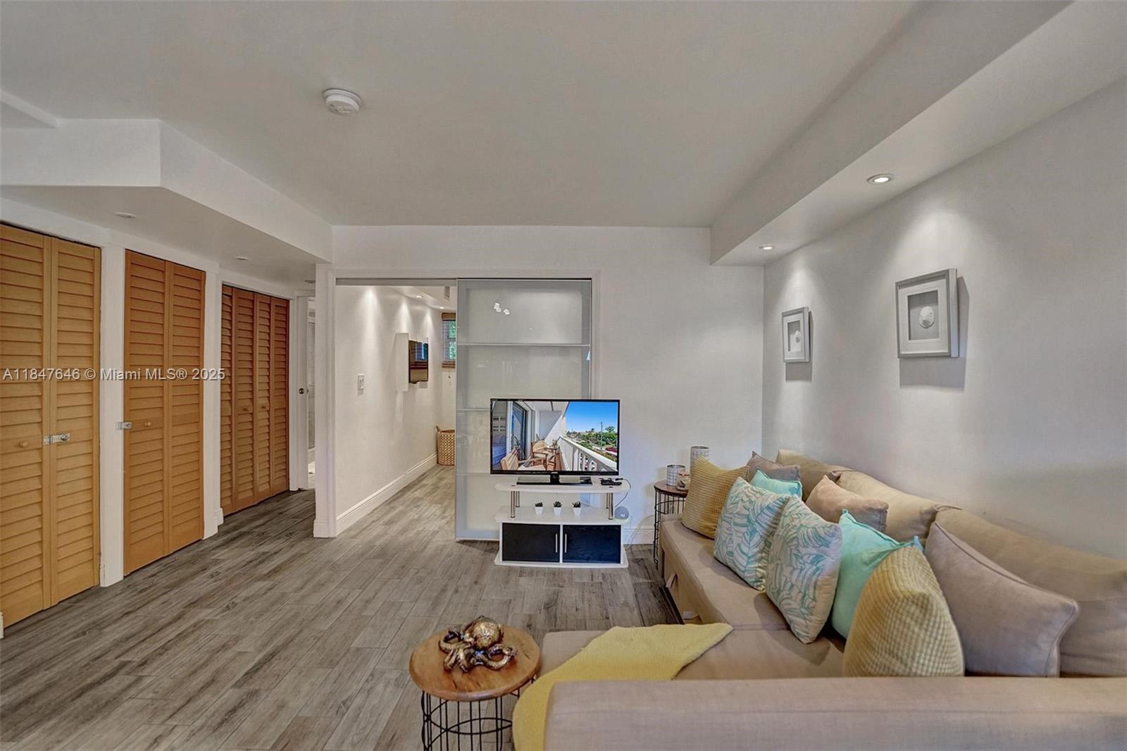 HOLLYWOOD BEACH - Residential