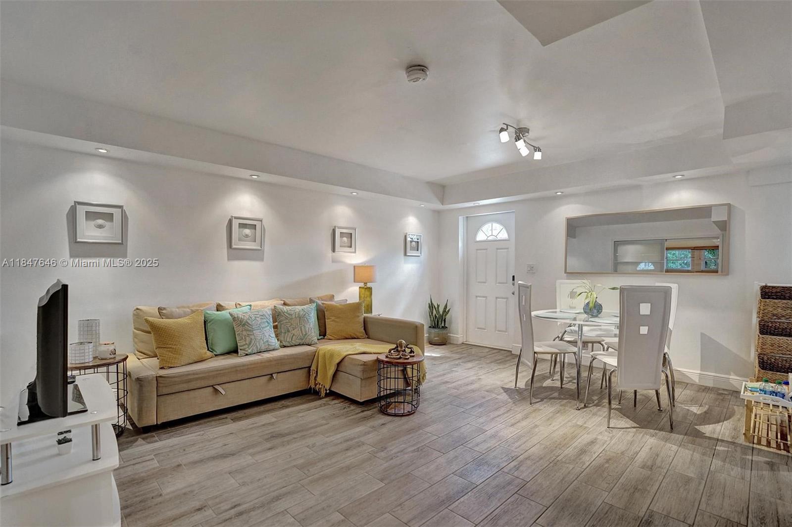 HOLLYWOOD BEACH - Residential