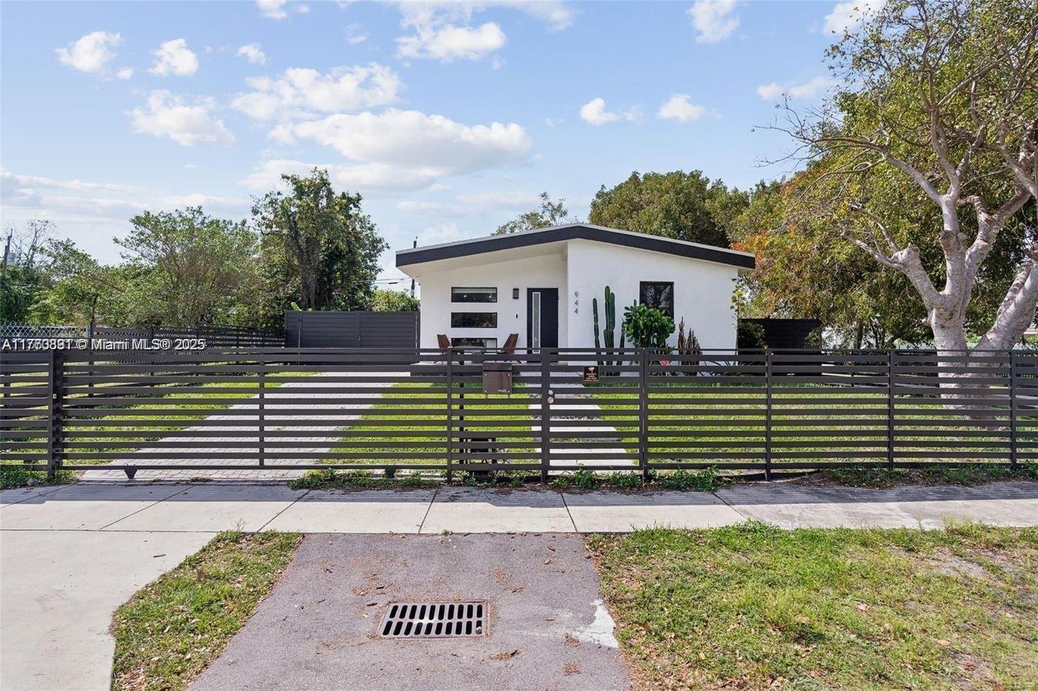 944 Nw 64th St, Miami, Broward County, Florida - 3 Bedrooms  
2 Bathrooms - 
