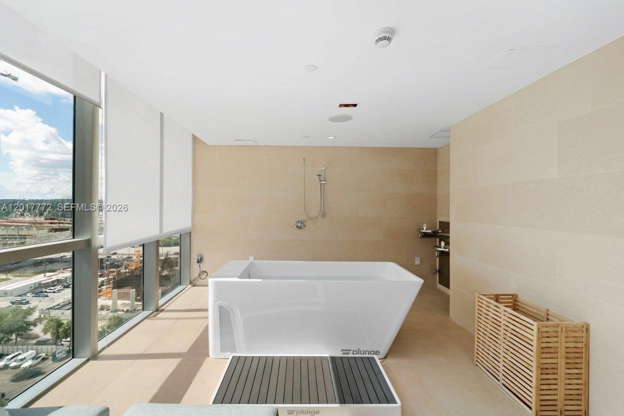 900 BISCAYNE BAY CONDO - Residential