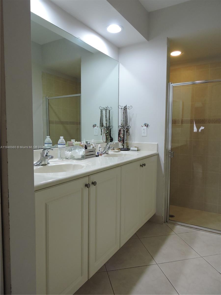 CLOBBLESTONE CONDO - Residential Lease