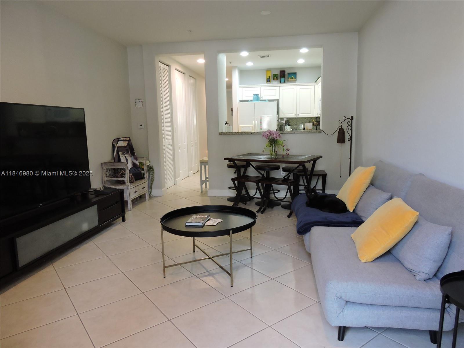 CLOBBLESTONE CONDO - Residential Lease