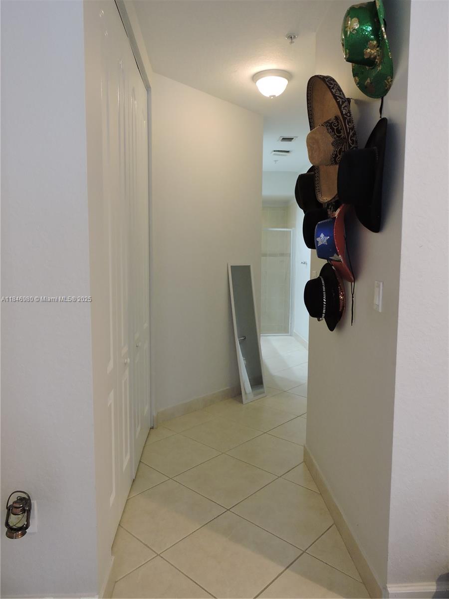 CLOBBLESTONE CONDO - Residential Lease