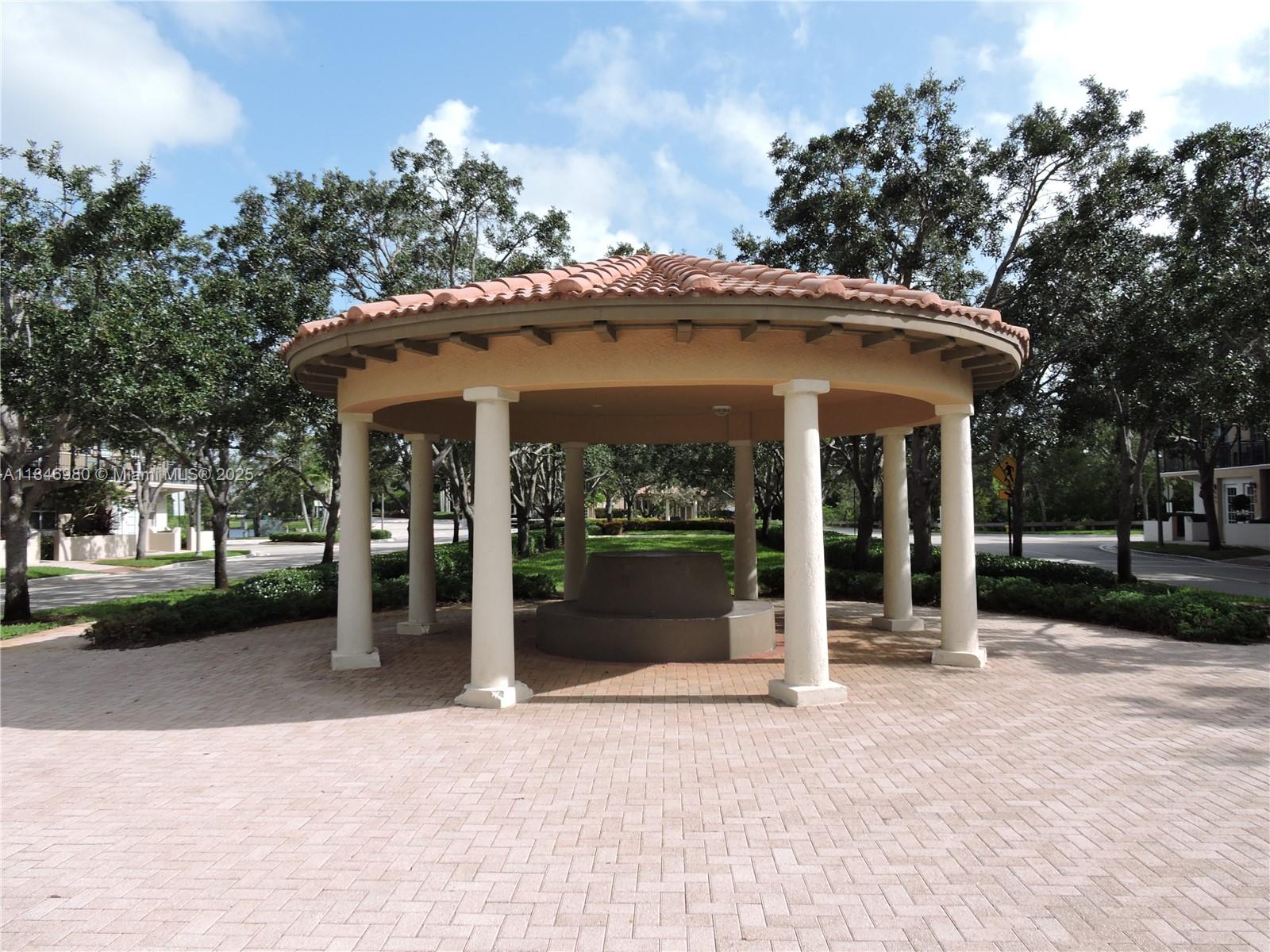 CLOBBLESTONE CONDO - Residential Lease