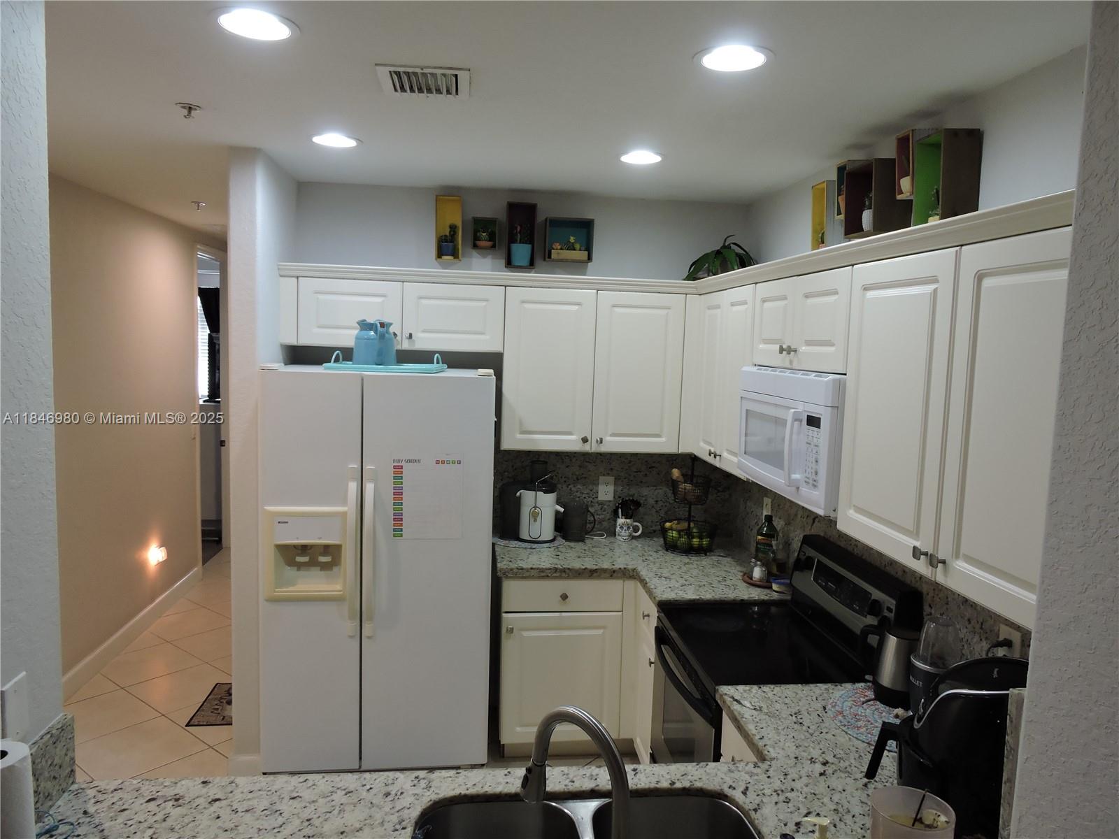 CLOBBLESTONE CONDO - Residential Lease