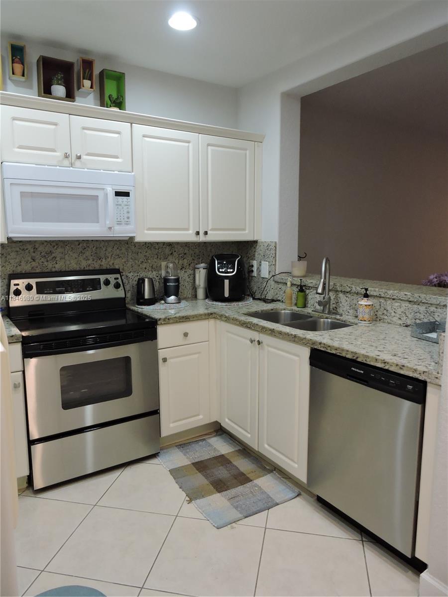 CLOBBLESTONE CONDO - Residential Lease