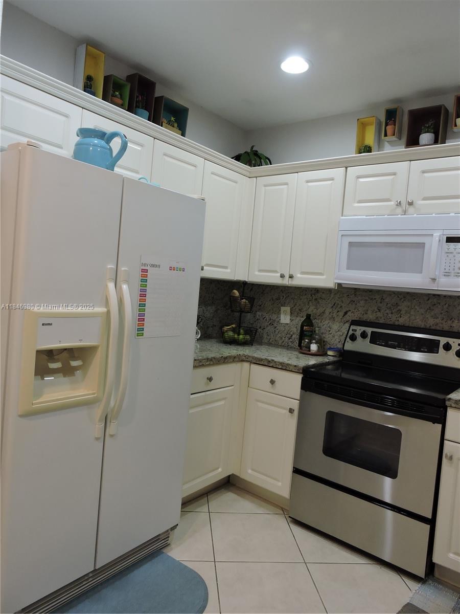 CLOBBLESTONE CONDO - Residential Lease
