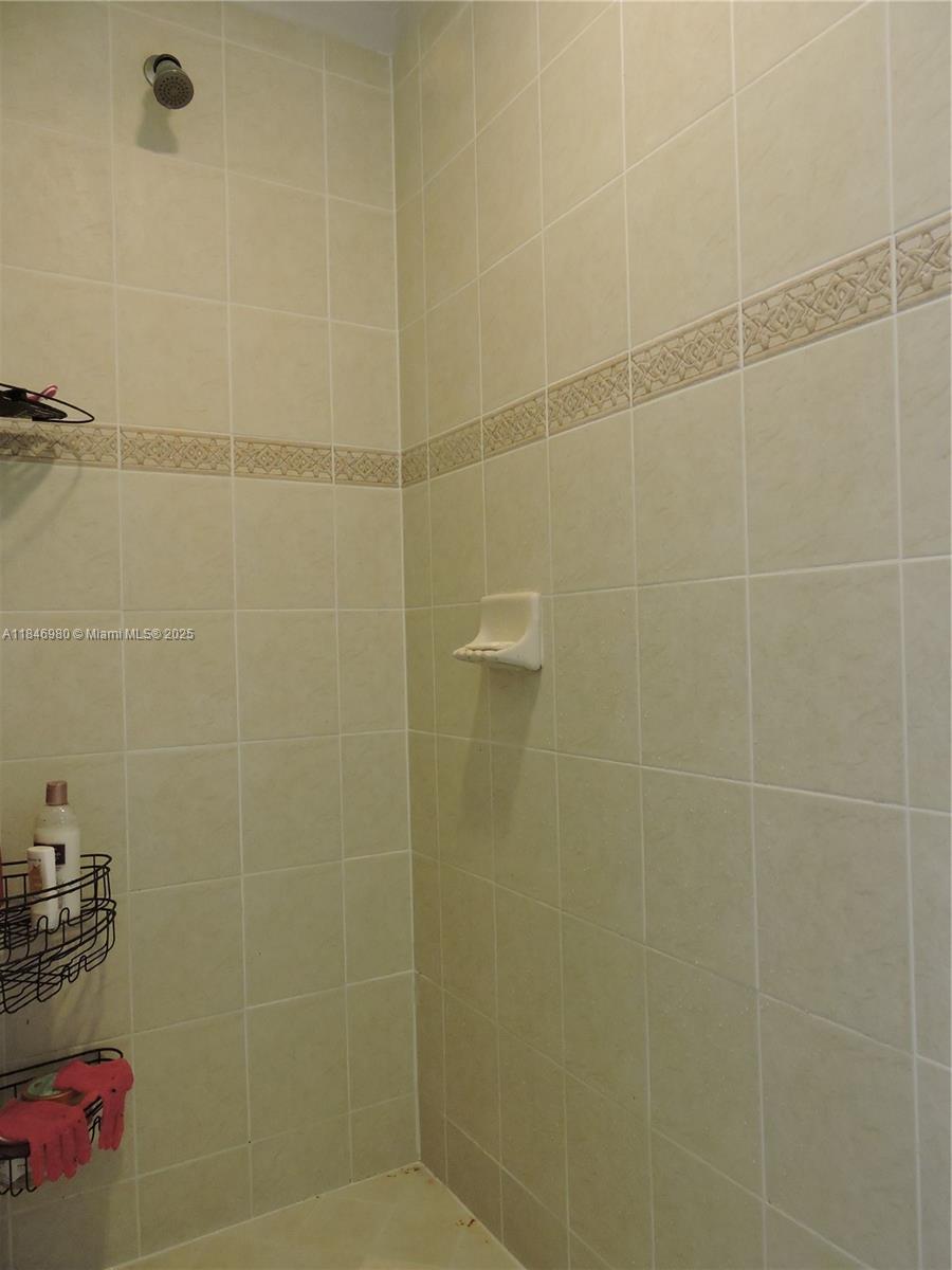 CLOBBLESTONE CONDO - Residential Lease