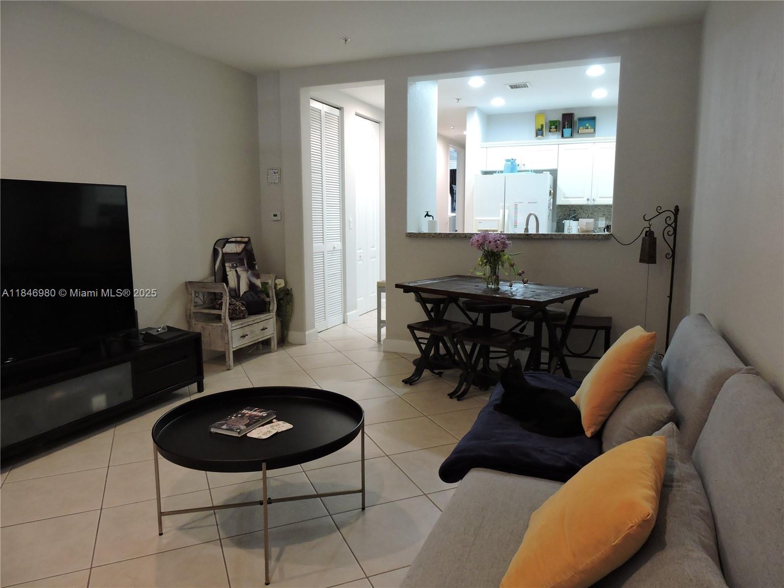 CLOBBLESTONE CONDO - Residential Lease