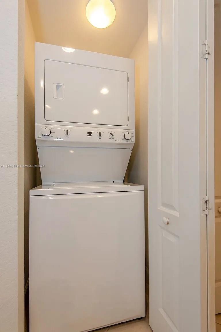 CLOBBLESTONE CONDO - Residential Lease
