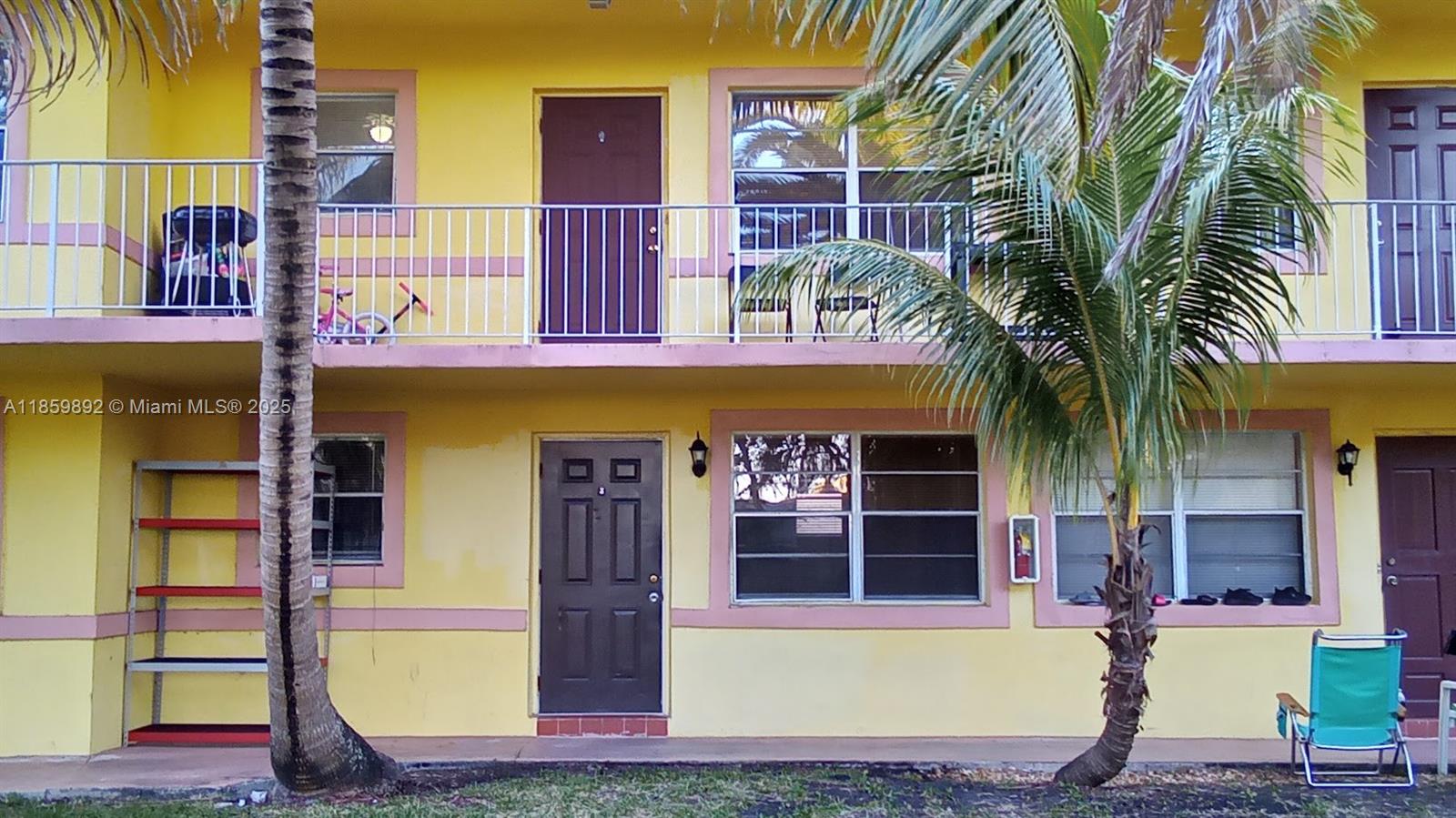 Welcome to this 2nd floor 1 bedroom 1 bath apartment located just west of US-1.This garden view apartment
is spacious has lots of closet space and tile flooring all around.The bathroom is outside the bedroom.
Features central a/c,separate dining area,garden view.unit come with water included.