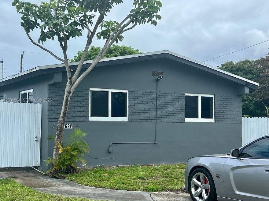 Beautifully updated duplex featuring a spacious backyard and ample parking.  Conveniently located close to everything you need, including shopping, dinning, and the beach.  Fast approval with documents required.
Proof of income, background check.