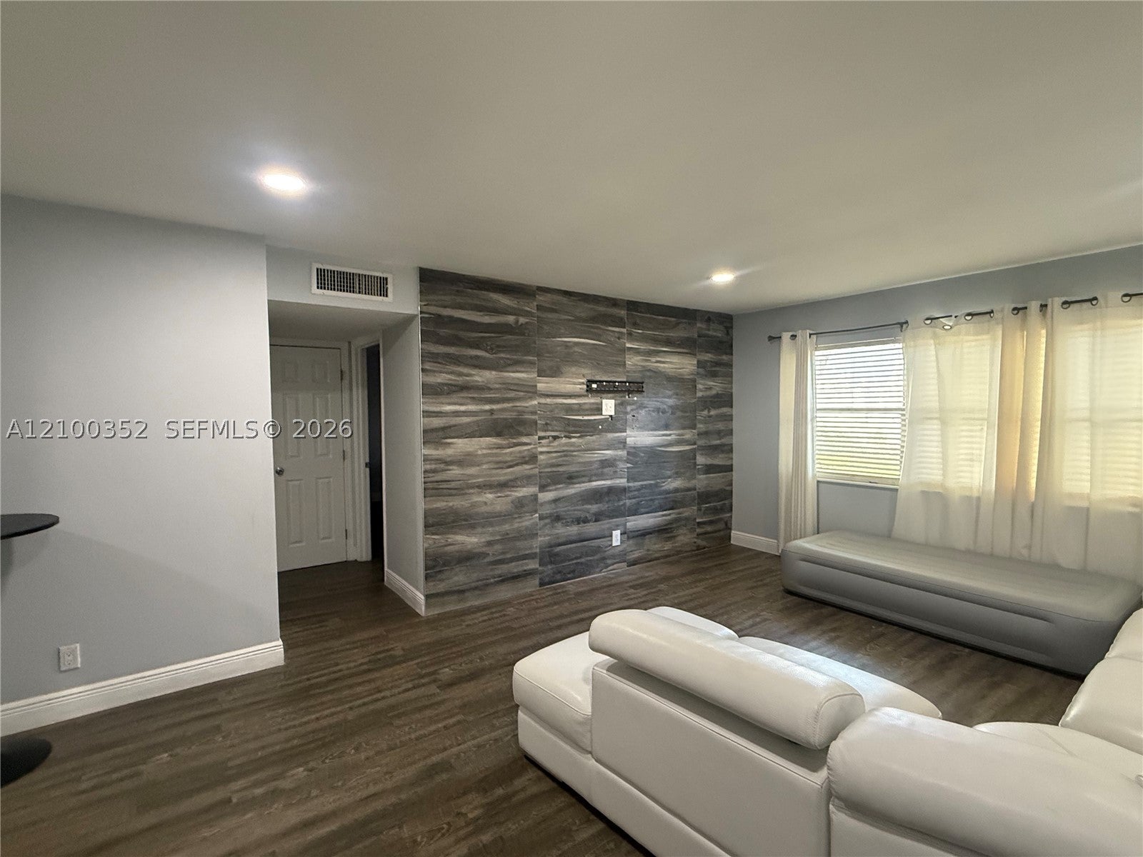View photos, virtual tours, details... 610 SE 2nd Ave L4