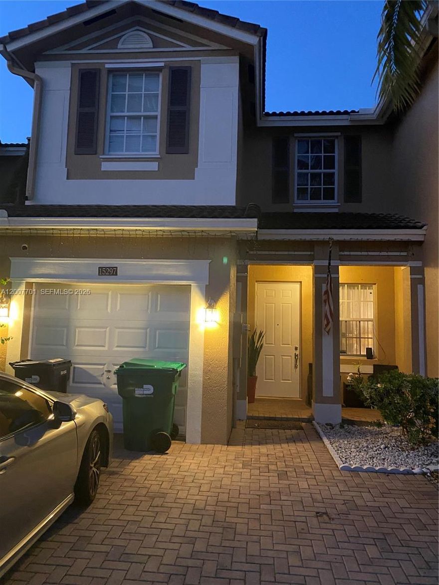 Elegante townhome in luxury community, 3bed 2 1/2 bath, car garage, conveniently located, near great shopping destinations, great schools, and access Florida Turnpikes. Great amenities, a Club House with a large swimming pool, and passive park all within the community.
