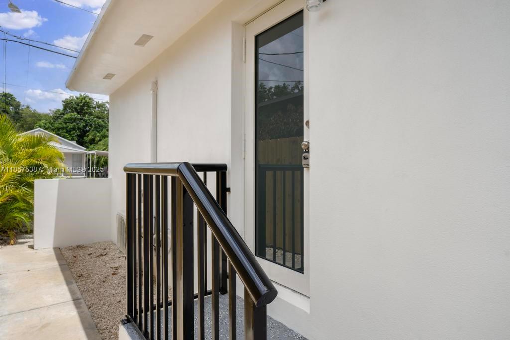 Introducing a new large studio for rent featuring beautiful white porcelain tiles and elegant white countertops. The studio includes a large closet, an independent entrance, and private parking. It's ready for you to move in and is conviniently located close to I-95, the Miami Design District, amd the beaches.