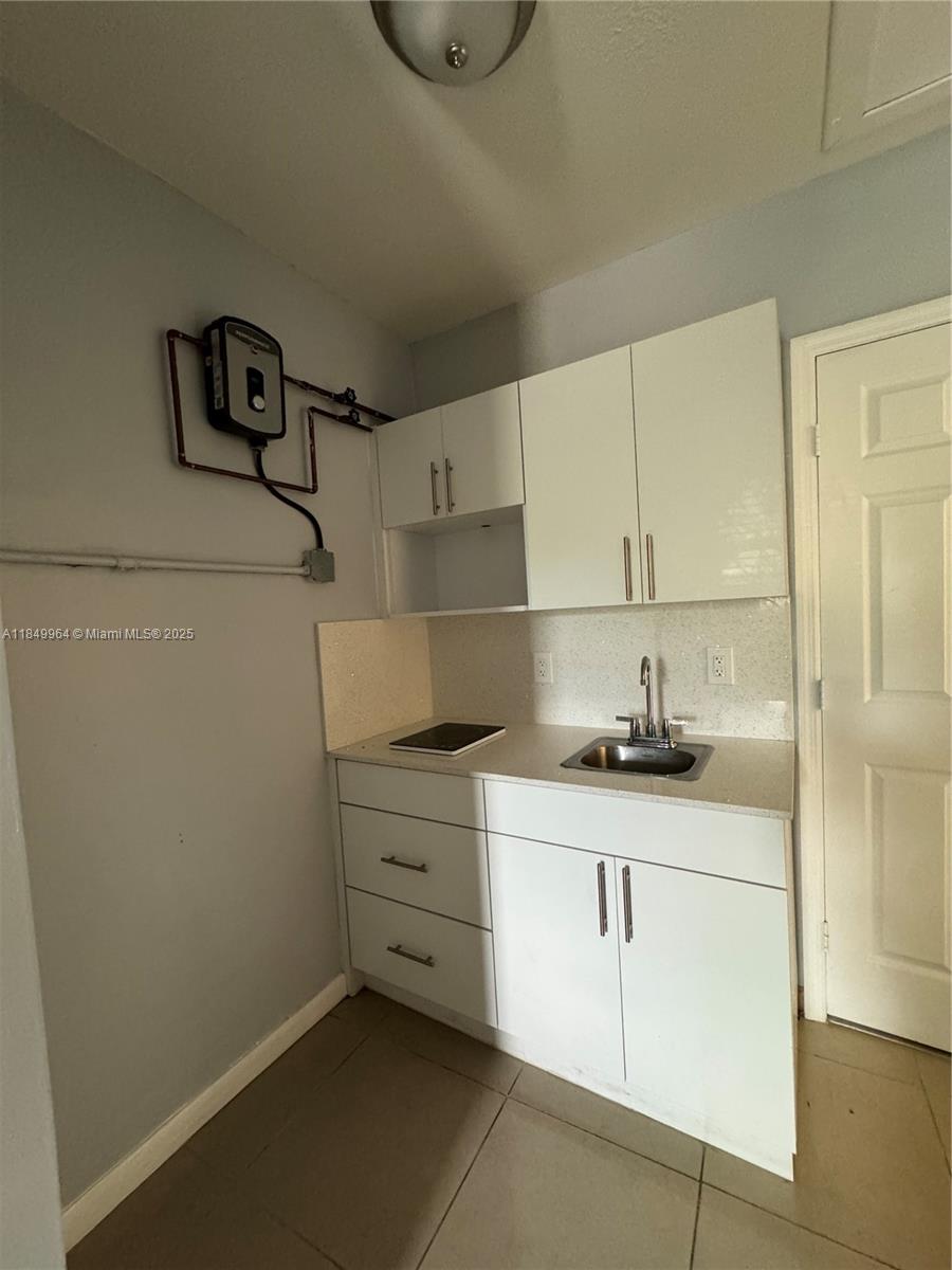 Cozy studio with 300 sq ft, ideal for one person! Features a kitchenette, fridge and full bathroom.
Enjoy the convenience of one assigned parking space, on-site laundry and a community pool, located in a quiet condominium with everything a person need in one efficient space