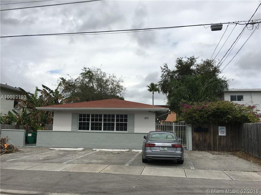 Updated 1 Bedroom Apartment in the MiMo District. Comes with 1 parking space and laundry on premises. Kitchen with stainless steel appliances. Great location and walk to Biscayne Blvd, with new trendy restaurants and shops.