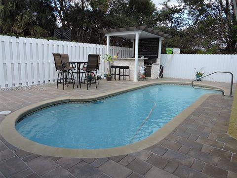 10575 SW 12th Mnr Pembroke Pines FL 33025