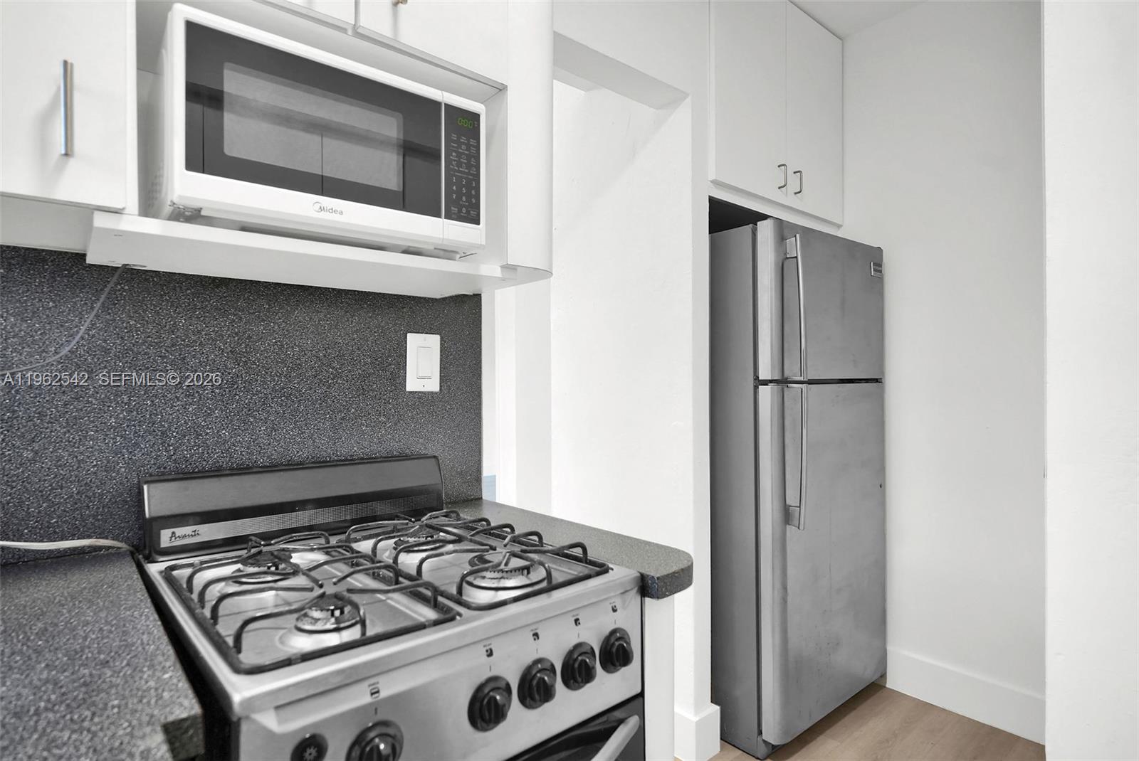 4740 Pine Tree Dr 28