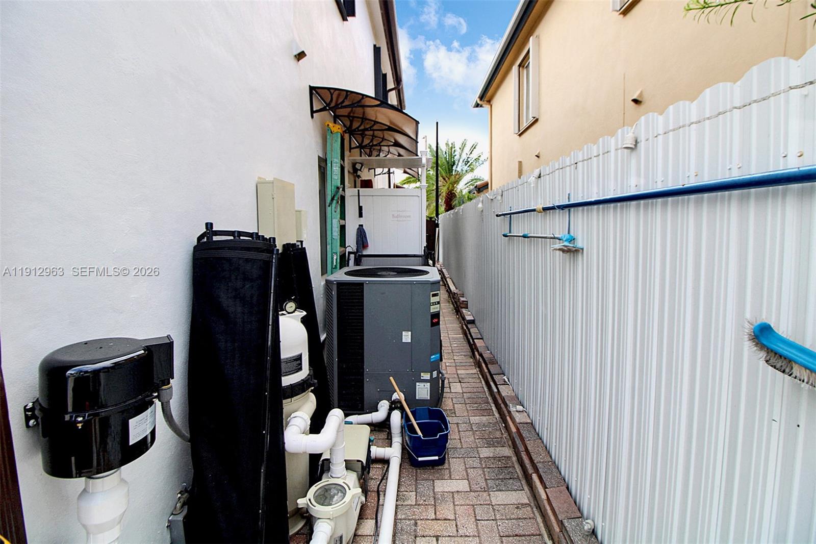 LAROC ESTATES - Residential