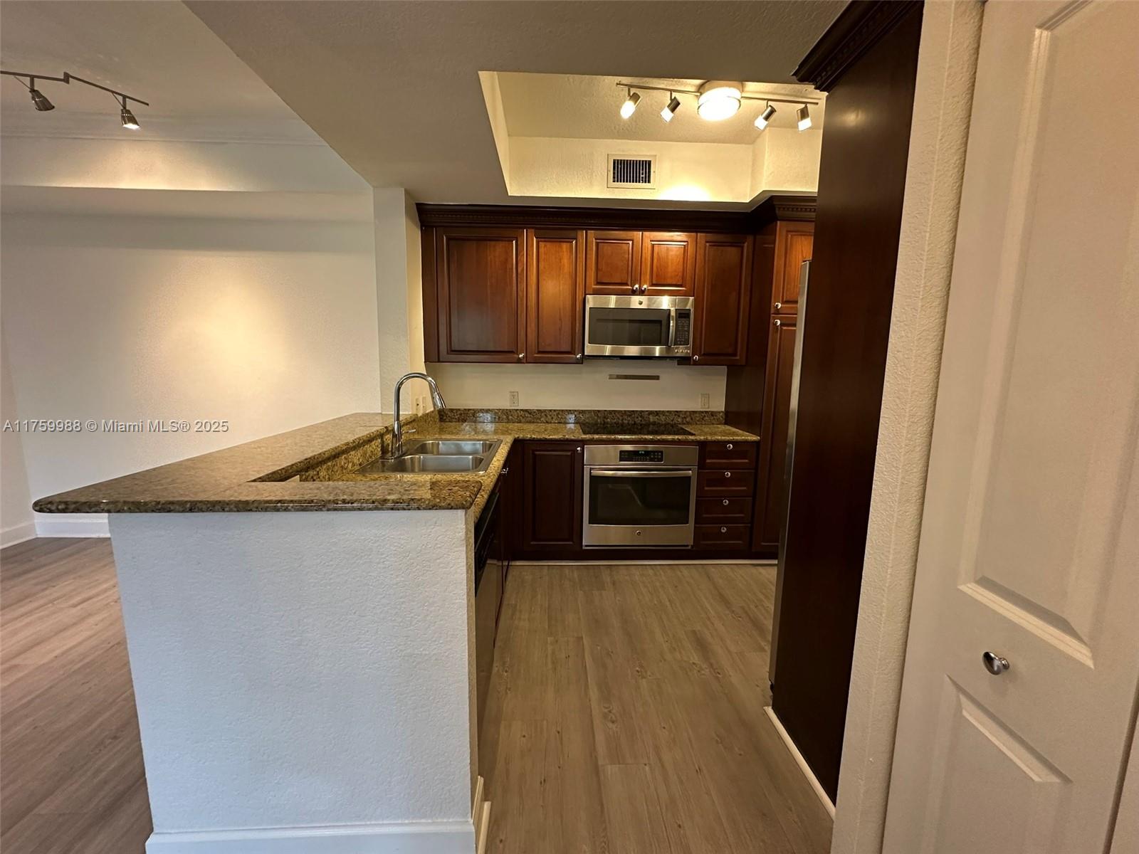 VIZCAYA LAKES CONDO - Residential Lease