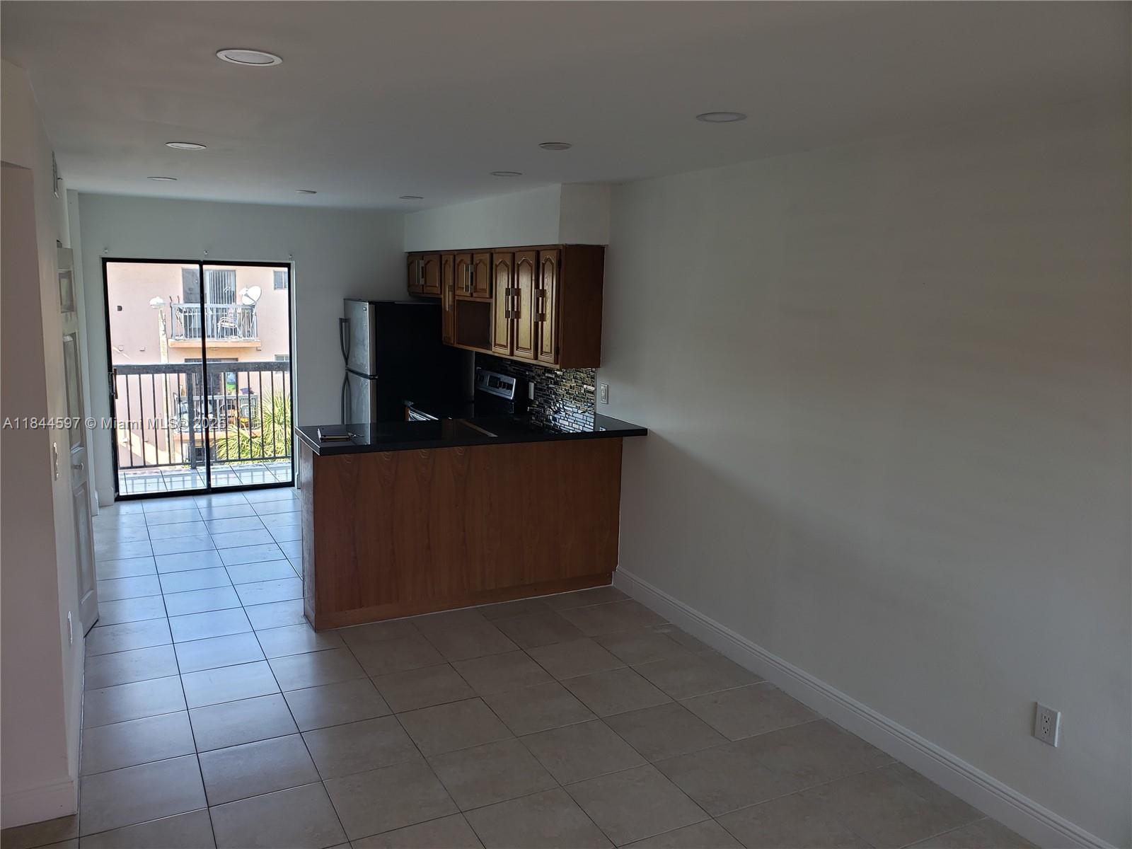 Spacious 2 bedroom 2 bathroom condo in Alameda Tower which is conveniently located close to the Palmetto Expressway. lots of shopping and dinning near by,Washer and dryer inside the unit. One assigned parking space and plenty of visitor parking. The unit will be vacant and ready to move in on August 1st.