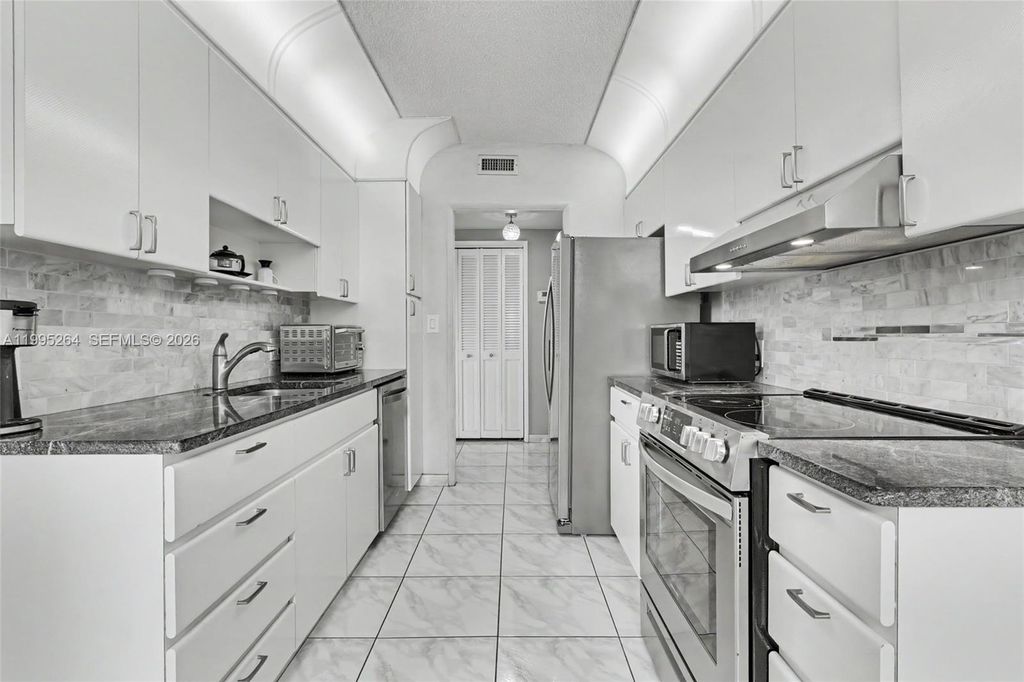 Photo of 4200 Hillcrest Dr #700, Hollywood, FL 33021 (MLS # A11995264)