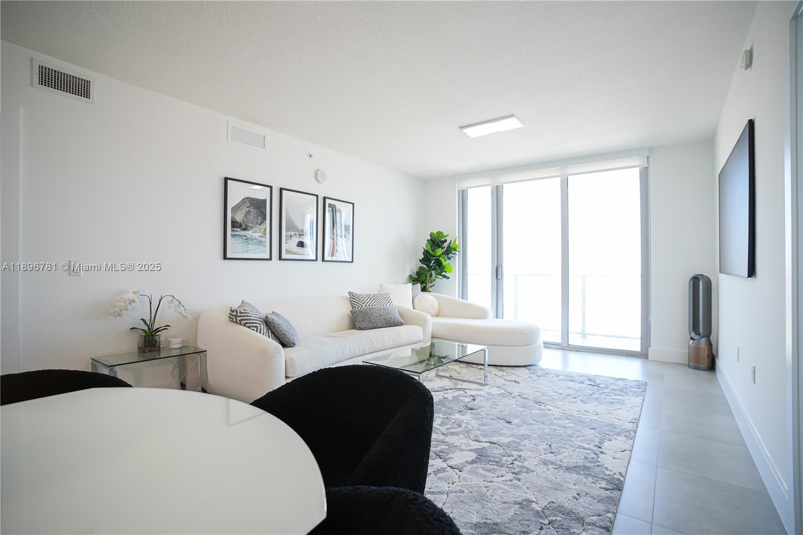 PARQUE TOWERS CONDO - Residential Lease