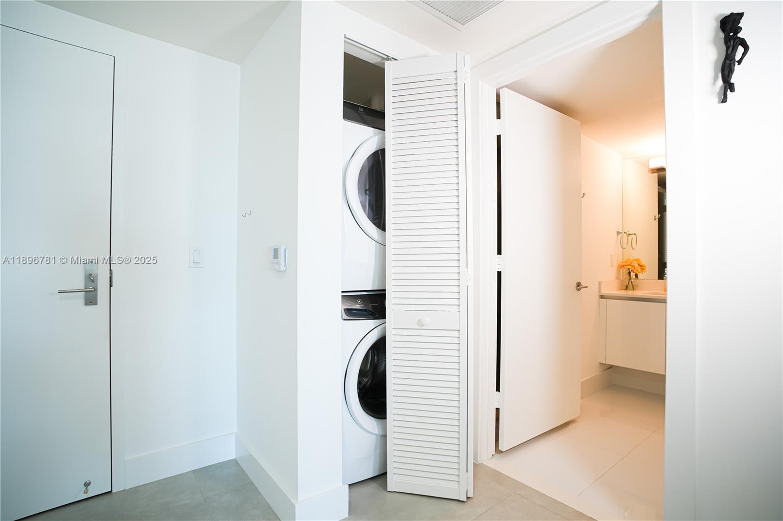 PARQUE TOWERS CONDO - Residential Lease