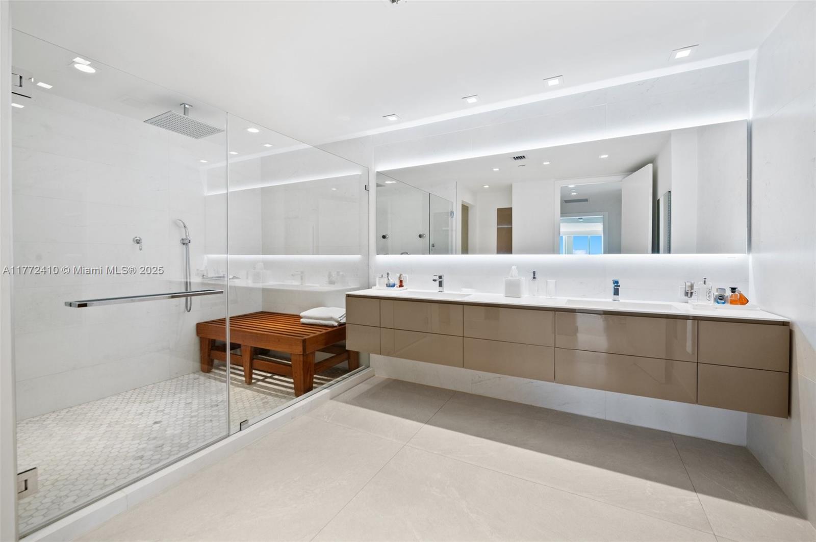 MAJESTIC TOWER - Residential