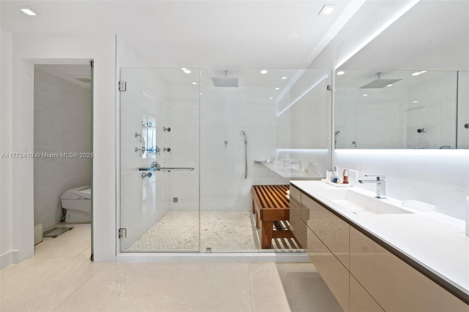 MAJESTIC TOWER - Residential