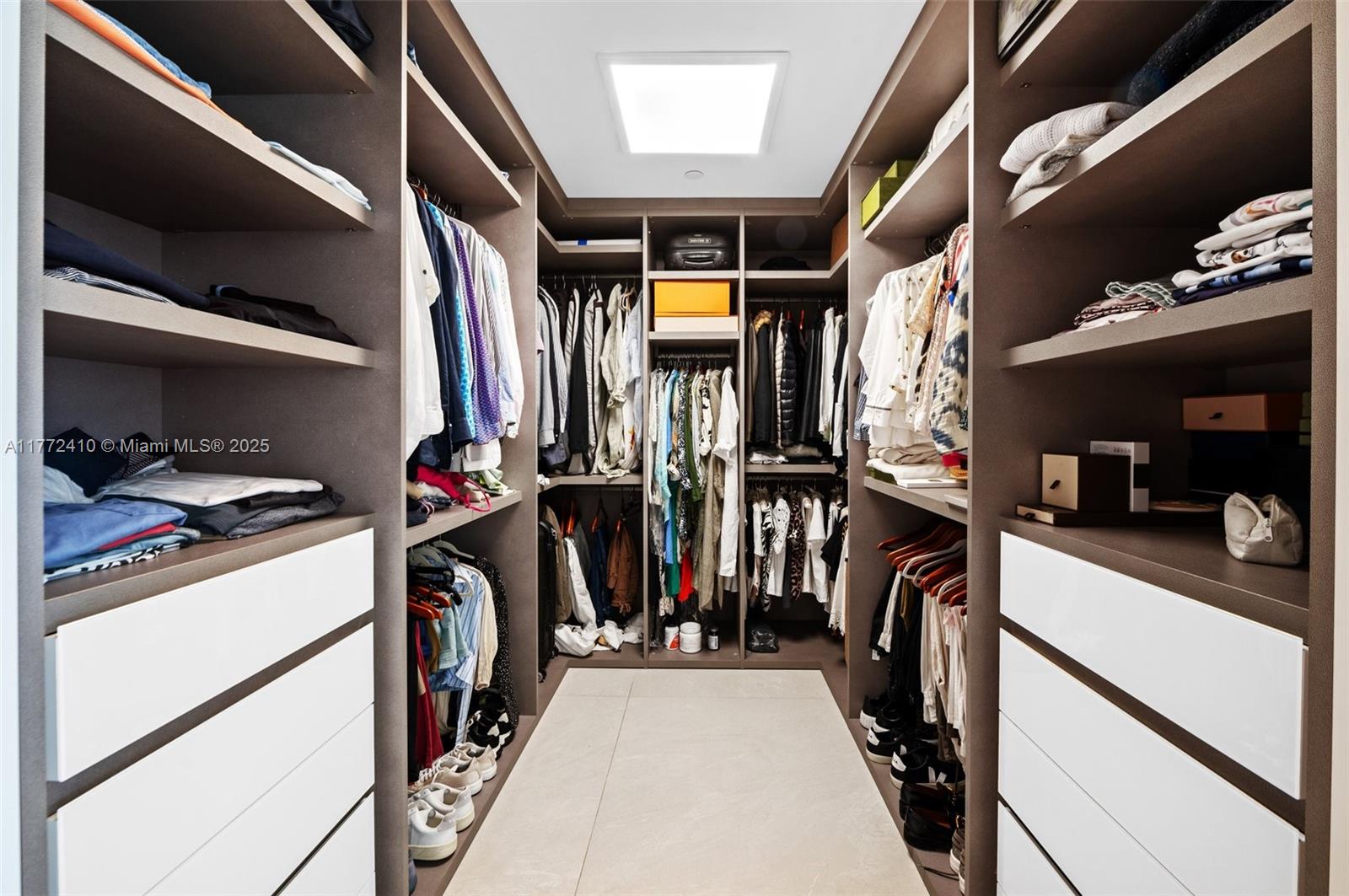 MAJESTIC TOWER - Residential