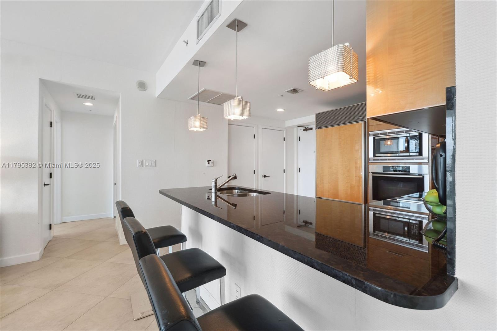 6799 Collins Ave 1106