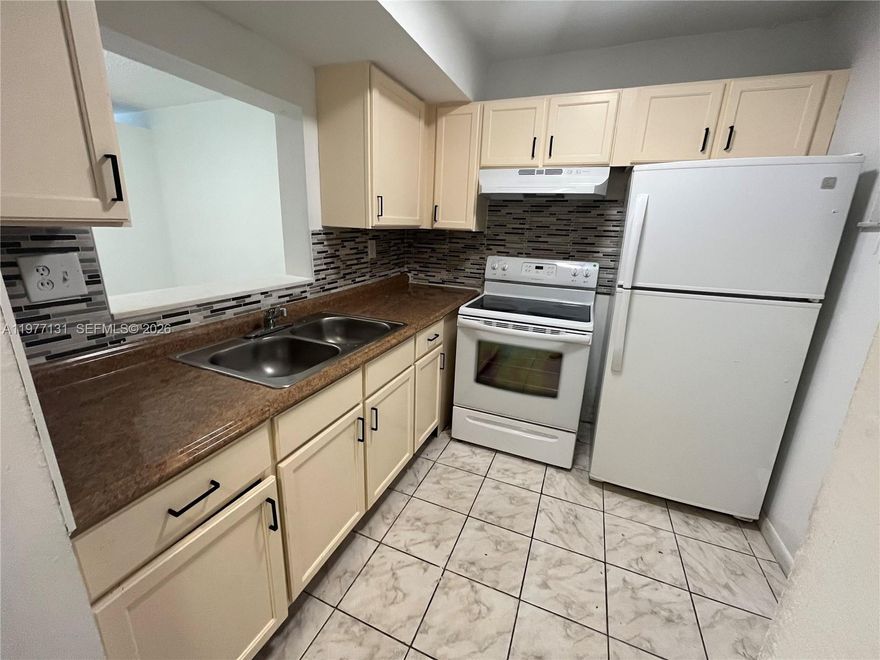 This charming and spacious one-bedroom, one-bathroom apartment includes an additional room ideal for use as a second bedroom or office. Located on the second floor, it offers a screened-in balcony, a generous walk-in closet, and convenient onsite laundry facilities.