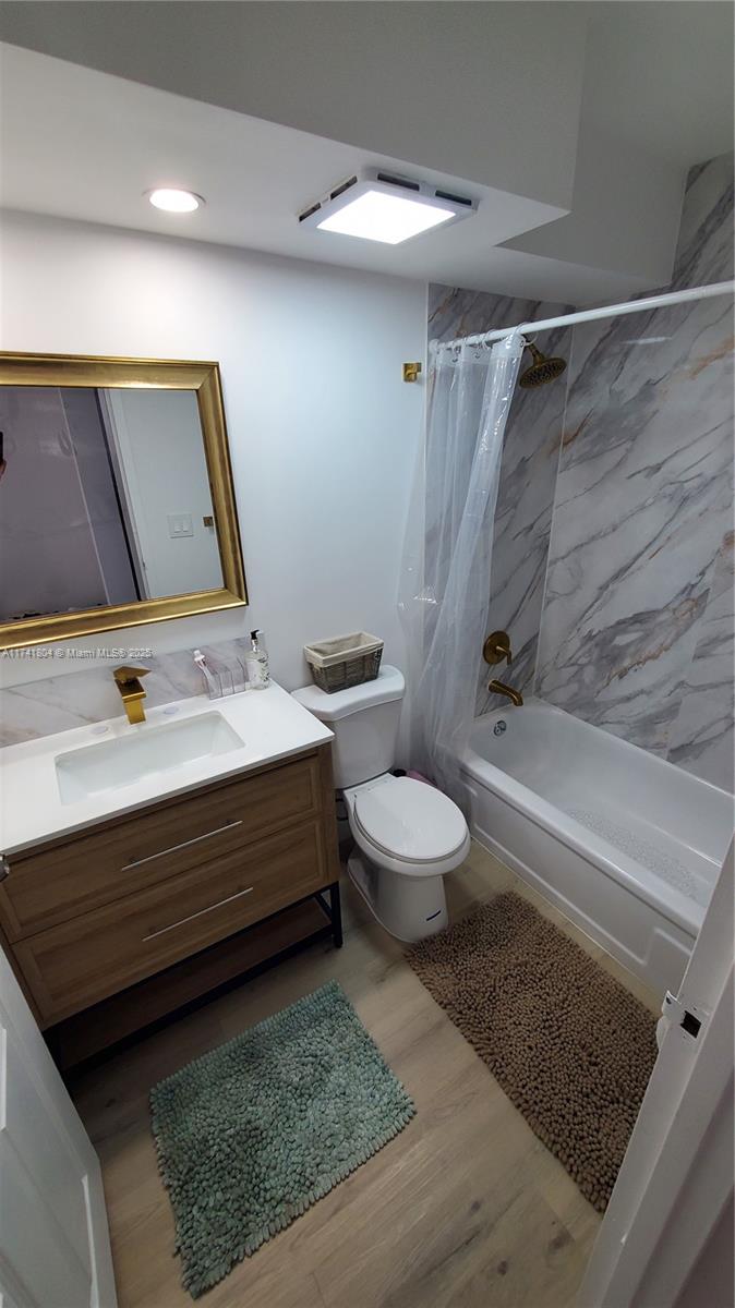 WINSTON TOWERS 400 CONDO - Residential