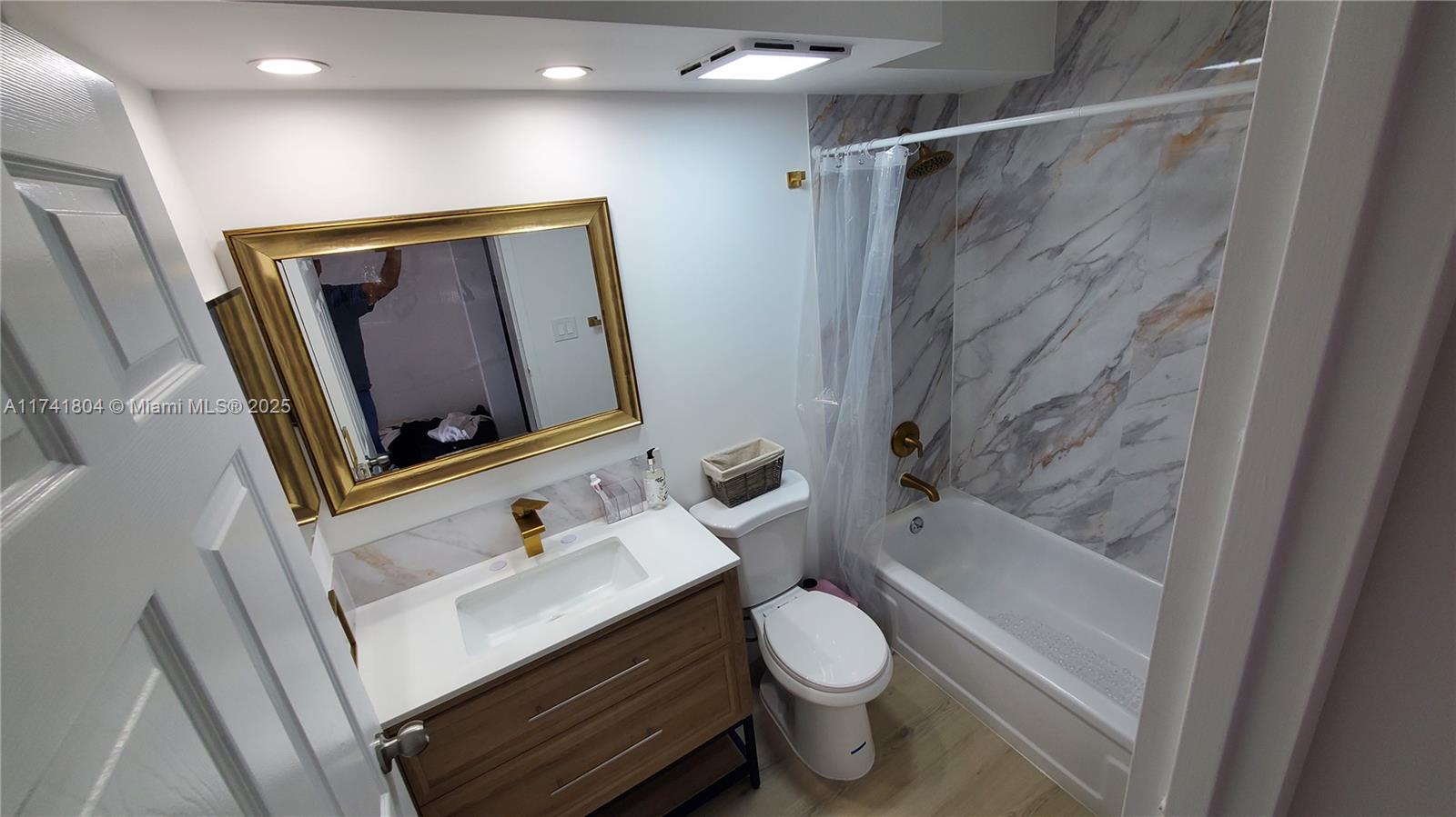 WINSTON TOWERS 400 CONDO - Residential