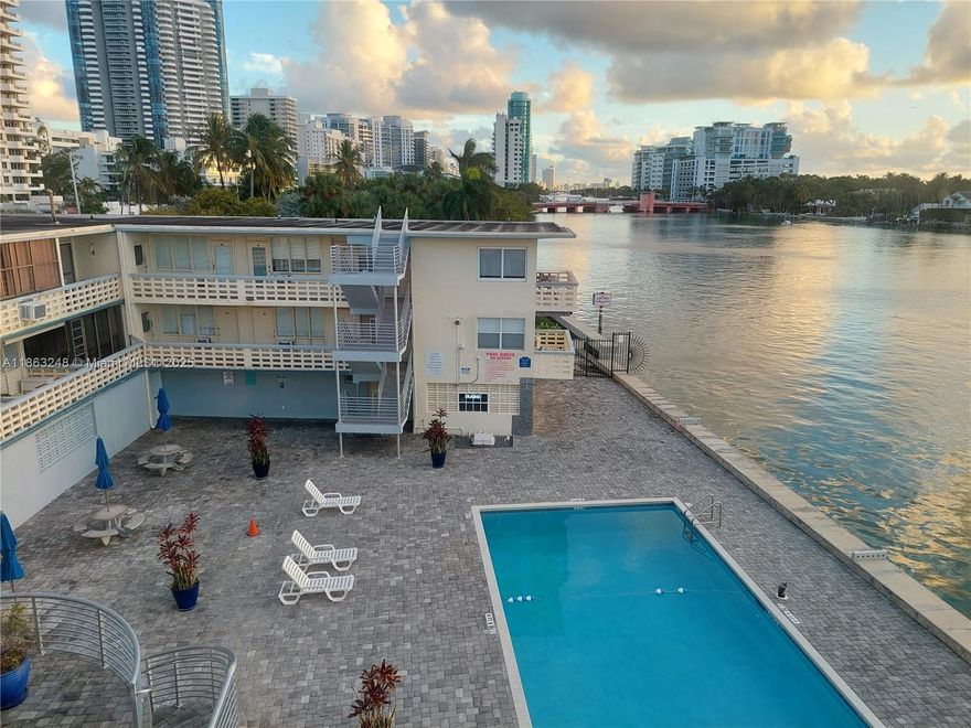 Excellent Studio Location with Water Views, minutes from South Beach, 1 block from the beach, supermarkets, hospitals, and 10 minutes from Downtown.
Completely renovated, 470 Sqft, with beautiful views of the Intracoastal and pool, one covered parking space, low maintenance, electricity included. Don't miss out on this great place to live.