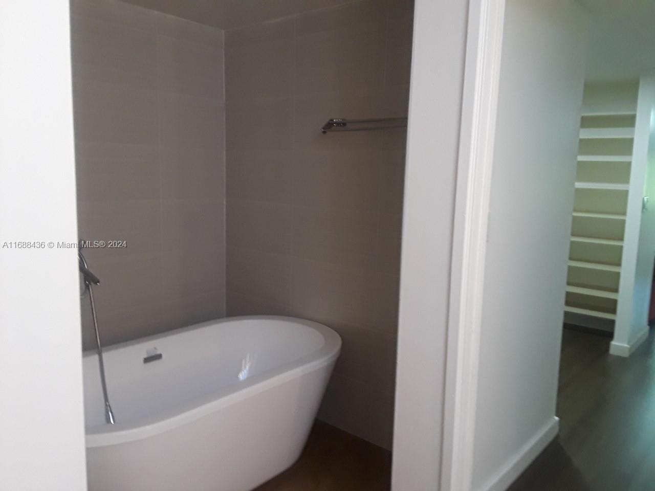 KEY COLONY CONDO #4 - Residential Lease