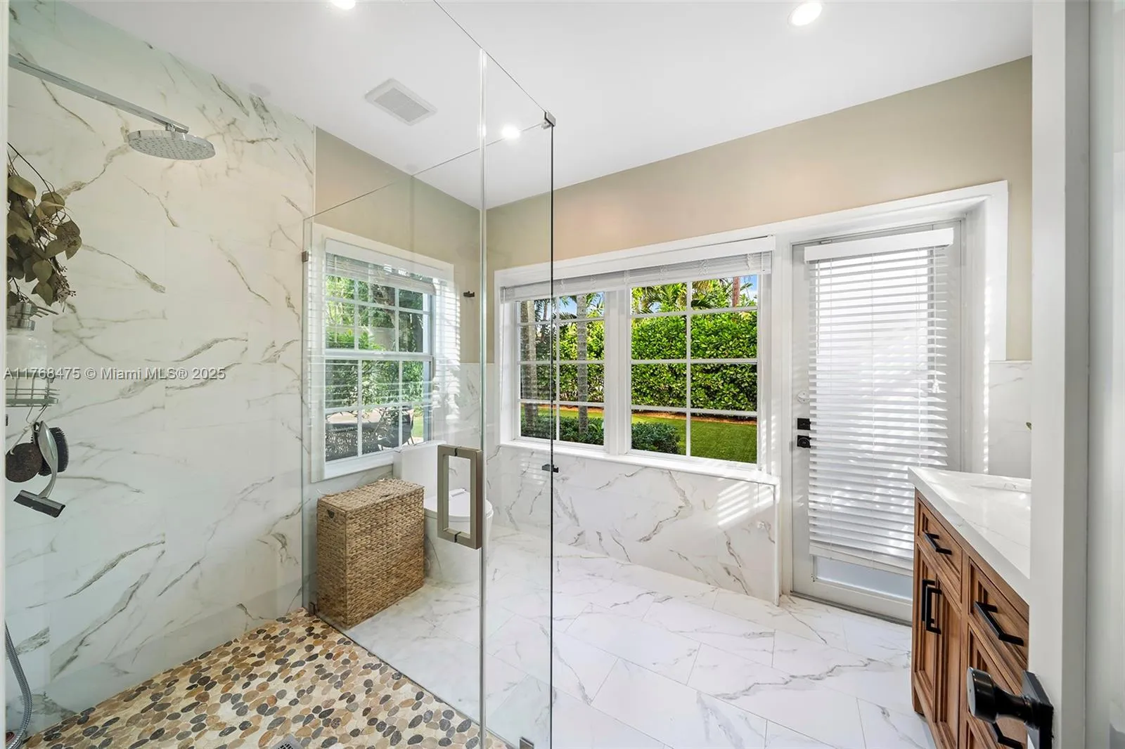 Coral Gables, Florida 33134, United States, 4 Bedrooms Bedrooms, ,3 BathroomsBathrooms,Residential,Active,92692