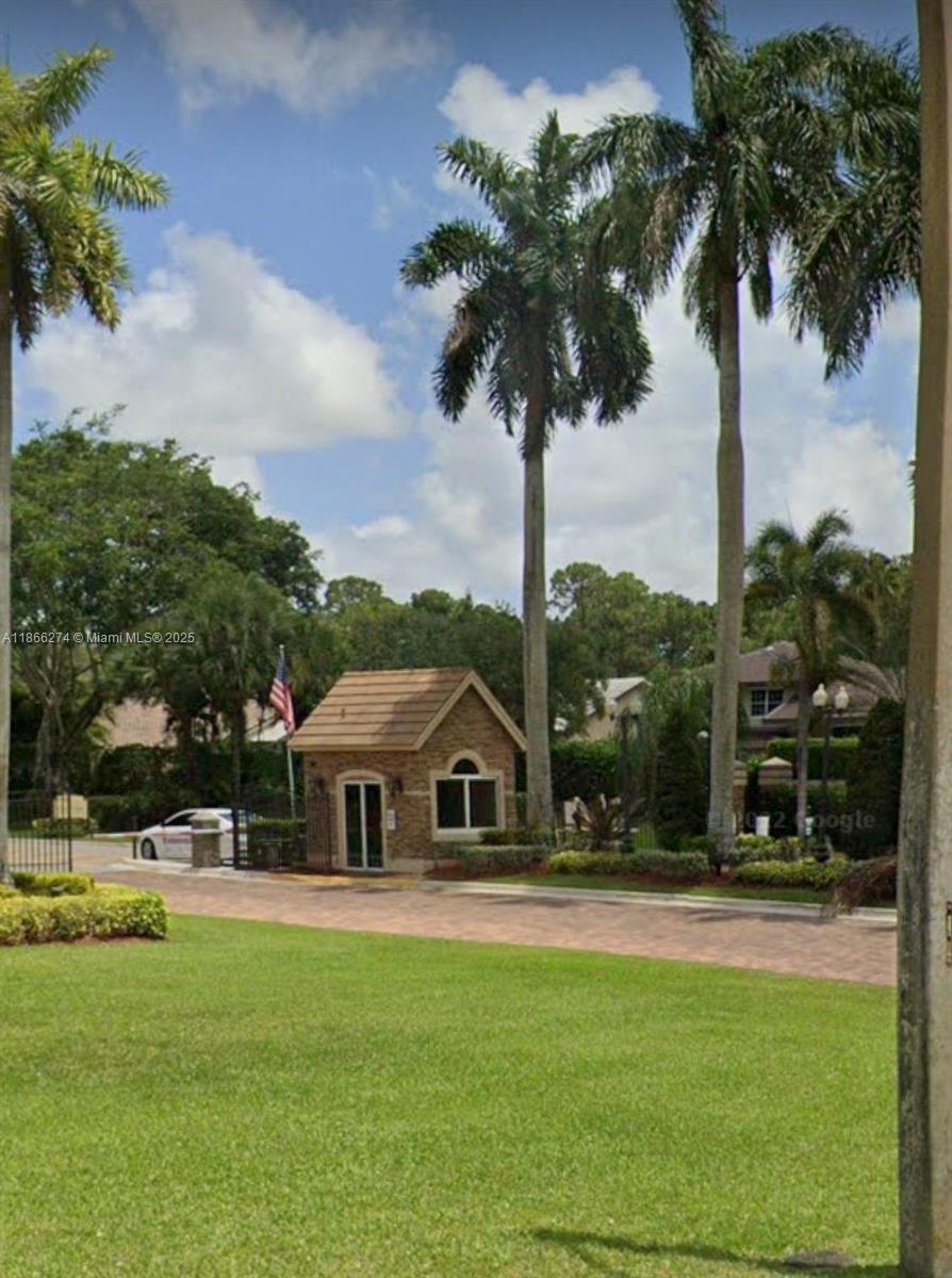 8280 NW 43 St