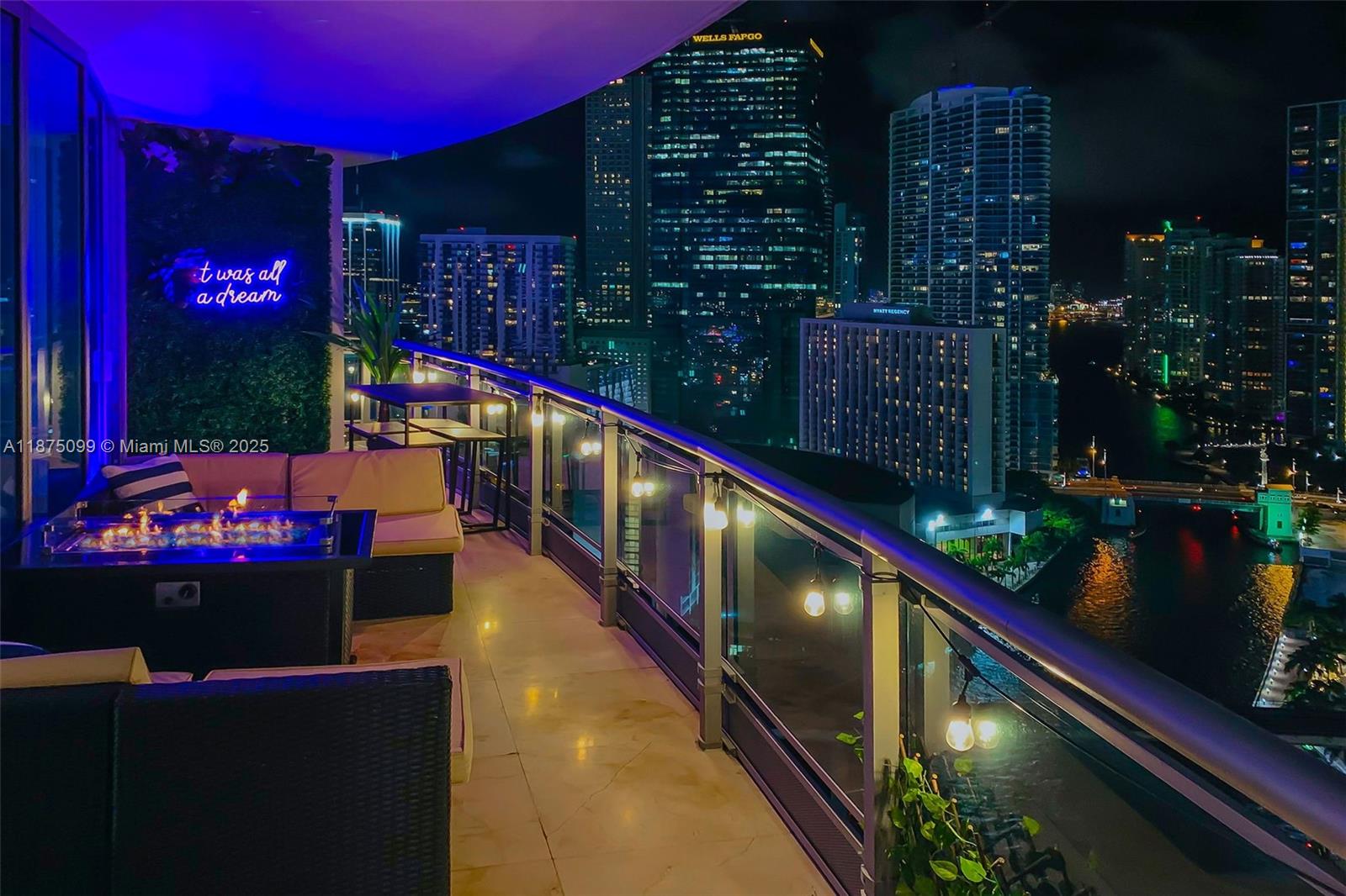 TURN KEY / FULLY FURNISHED - no need tto buy any furniture... Indulge in our luxury suite experience, with breathtaking night-scape views of Miami's notorious Brickell City center and panoramic river view from the harbor to downtown. Floor-to-ceiling windows in every room and a huge balcony with a daybed, bar table, and firepit perfect for a romantic night. This 3 bedroom suite is large enough for an epic bachelor pad lifestyle or comfortbale enough for the family
The apartment comes with just about everything you see in the photos including the firepit and day bed in the balcony, exceptions may apply