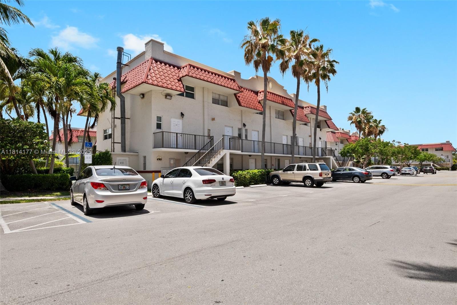 6703 N Kendall Dr 406, Pinecrest, Miami-Dade County, Florida - 2 Bedrooms  
2 Bathrooms - 
