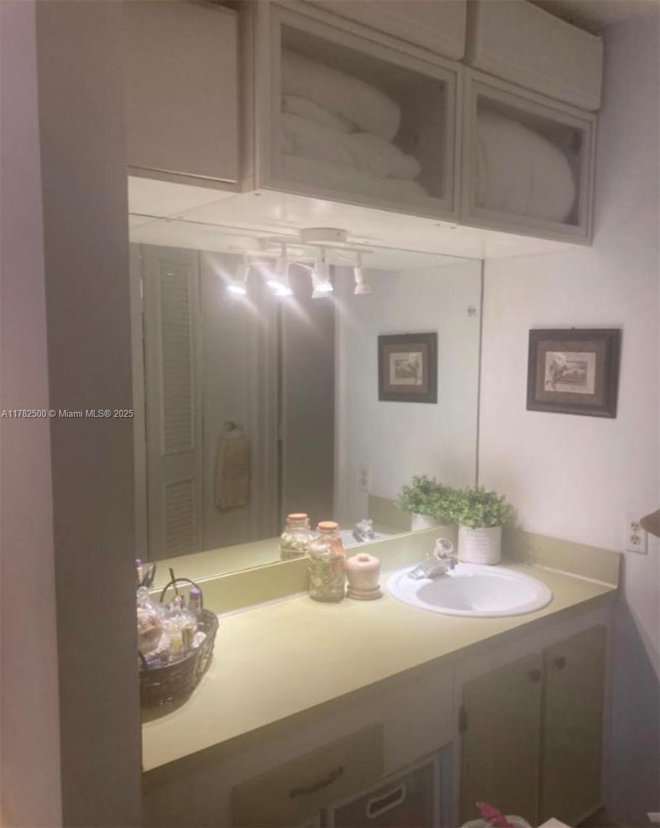 LIME BAY CONDOMINIUM 8 - Residential