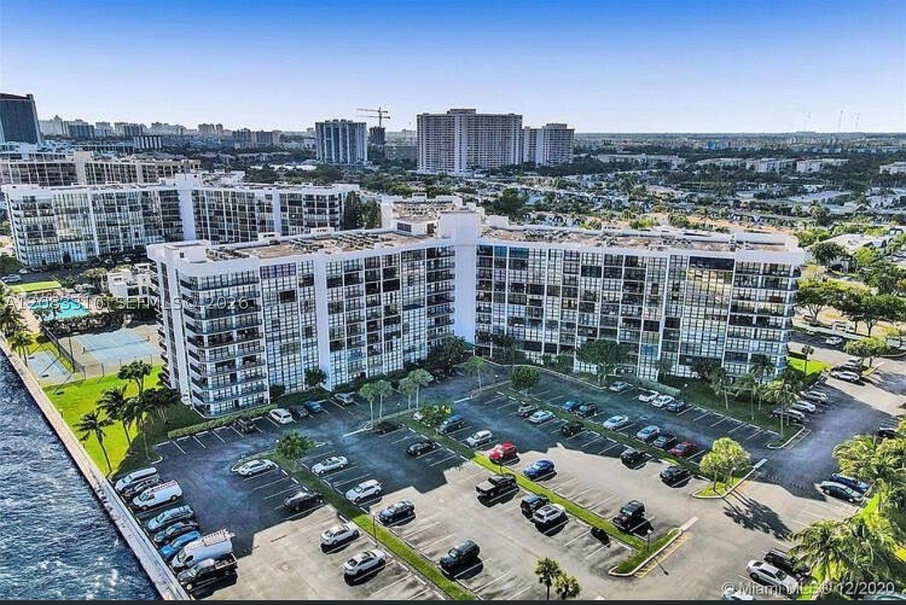 800 Parkview Dr