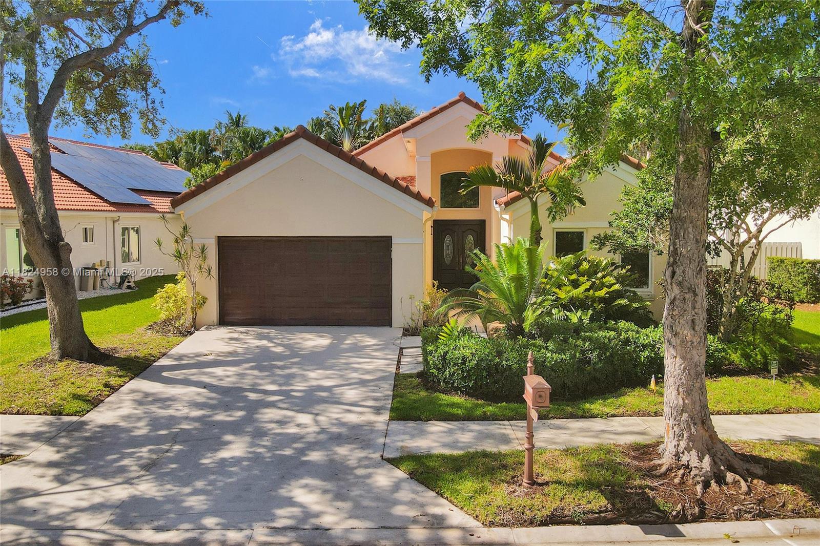 204 Cameron Dr, Weston, Broward County, Florida - 4 Bedrooms  
3 Bathrooms - 