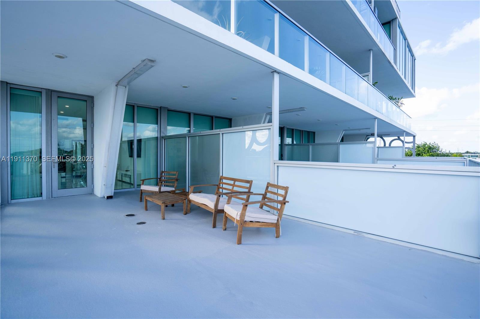 8425 Crespi Blvd 304